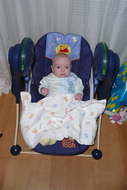 Florian auf der Babyschaukel