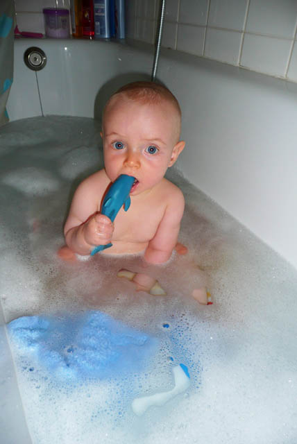 Florian in der Badewanne - alleine