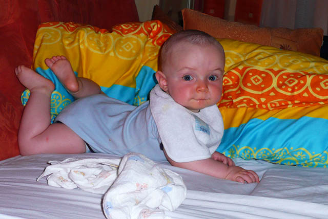Florian am Bauch liegend