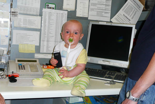 Florian bei Papa im Büro