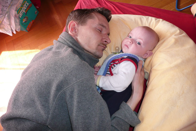 Florian und Papa kuscheln... bzw. Papa schläft :)